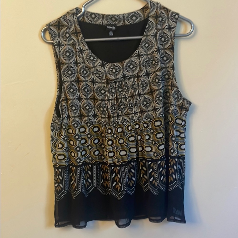 Black and White Geometric Tank Top with Rounded Neckline (Bin U)​